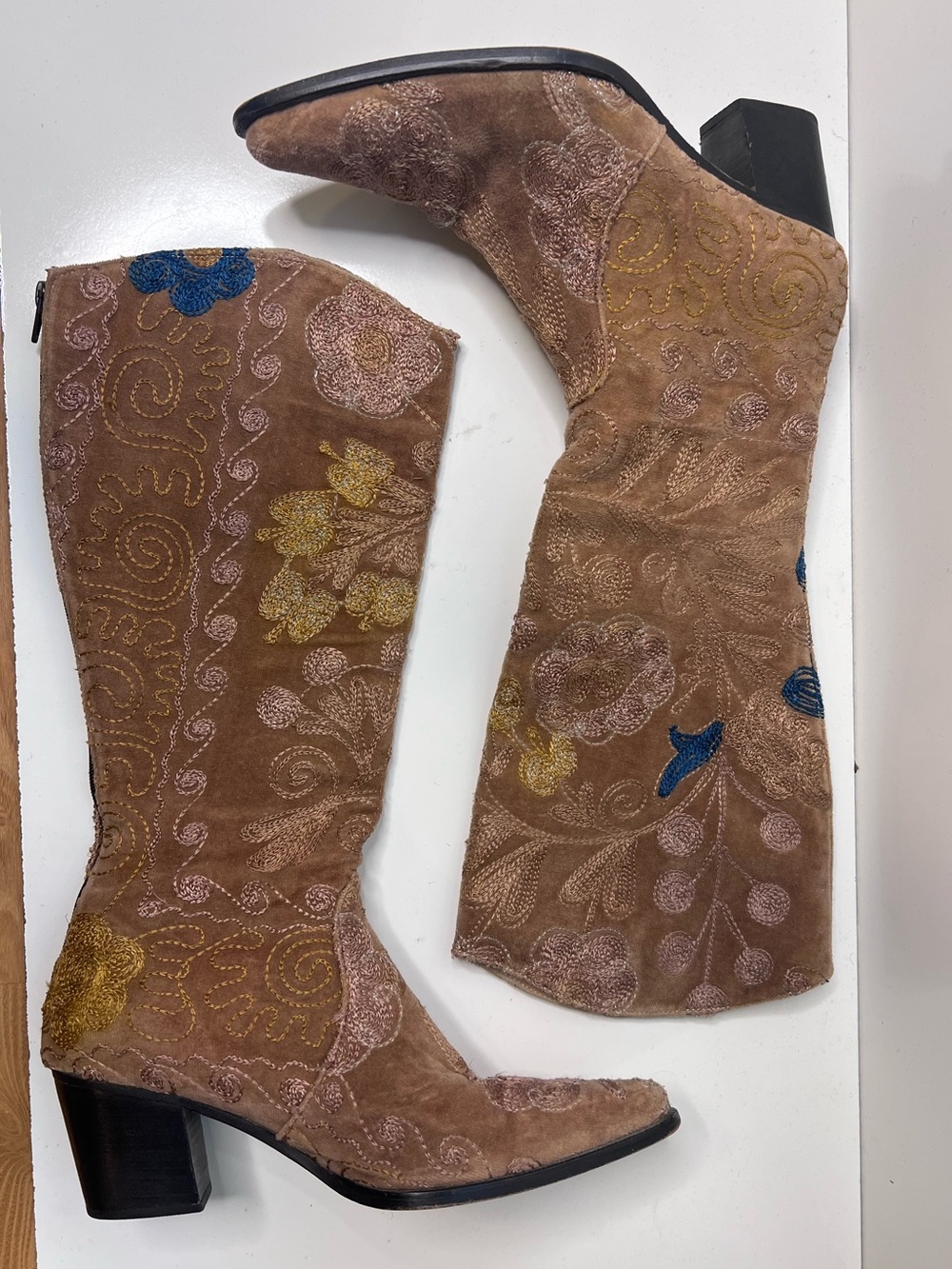 Artemis Women's 39 Cuban Style Velvet Embroidered Boots Floral Boho